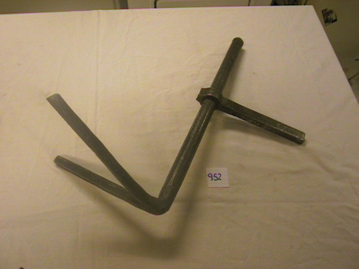 Form: hovedjern bøyd i vinkel, kløftet m/ stillbar del
