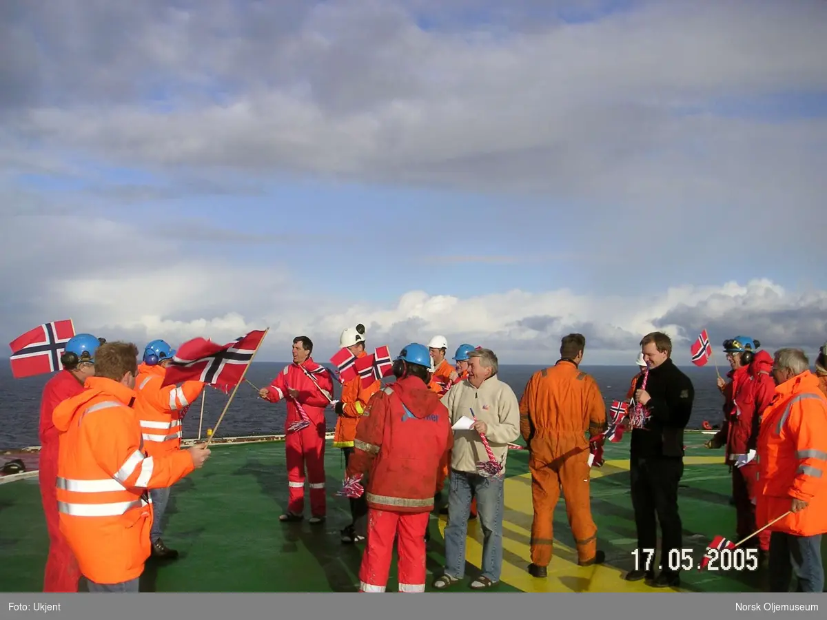 17.mai på DP2 i 2005.  Hyggelig stemning på helidekk.  Det vaier i norske flagg..