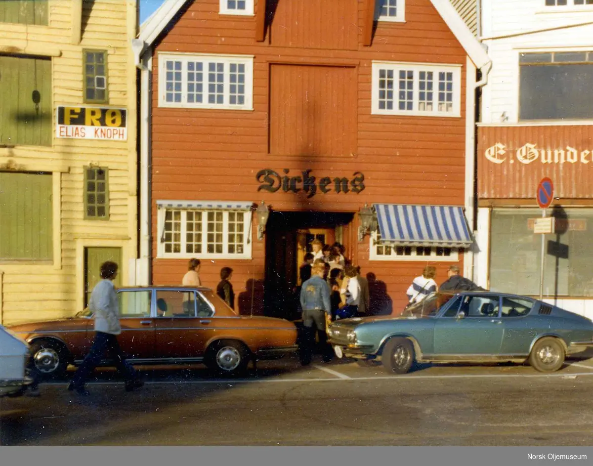 Da dykkerne la til kai i Stavanger havn, etter endt dykkerjobb, dro hele gjengen i samlet flokk til Dickens. Et populært treffsted for dykkere i alle år.