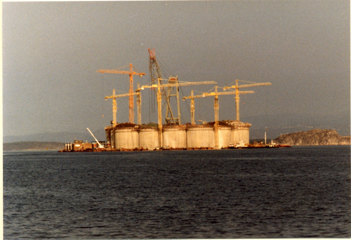 Statfjord B
tidlig oktober '79
Testdumping av olivin på "veranda"