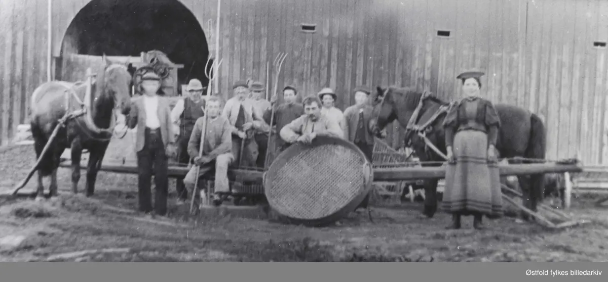 Tresking og treskefolk på gården Skaltorp 80/2 i Eidsberg ca. 1880. Ingen navn.