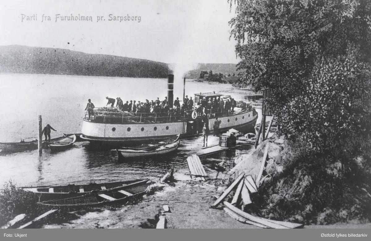 Postkort av DS Krabben ved Furuholmen, Tangen brygge i Varteig ca. 1910. Mannen på brygga er Trygve Ødegård. Postkort:.
Dampbåten  DS Krabben gikk i rute langs Glomma fra Glengshølen i Sarpsborg til Lindhol i Eidsberg med mange stoppesteder underveis på begge sider av Glomma i perioden 1869 til 1947.