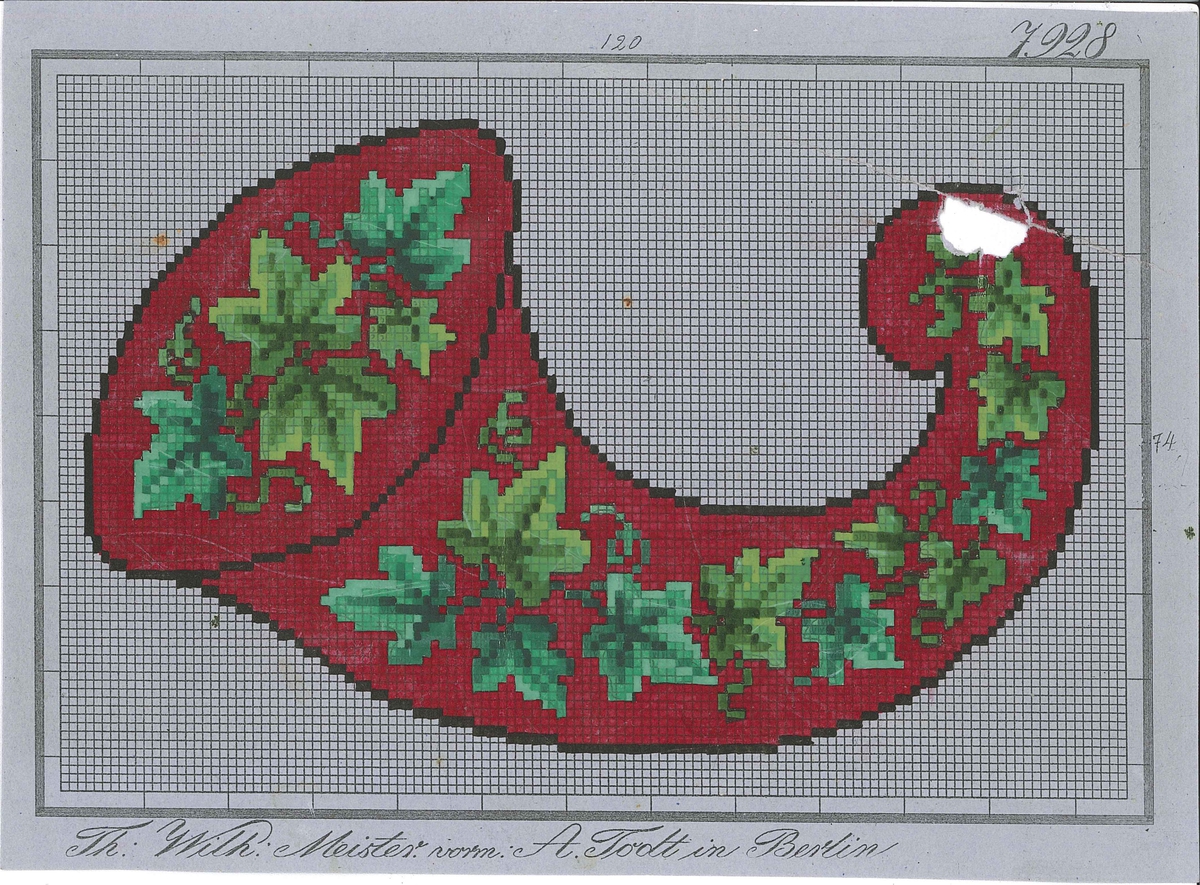 Broderimønster-ark. Motiv er eit horn med blad.
Rutemønster teikna opp med svart blekk på blågrå, tynn papp og motiv måla på med akvarellmåling.
Der målinga er gjennomskineleg eller avflassa, kan ein sjå at det er teikna på symbol for fargane med blekk i kvar rute under akvarellmålinga.