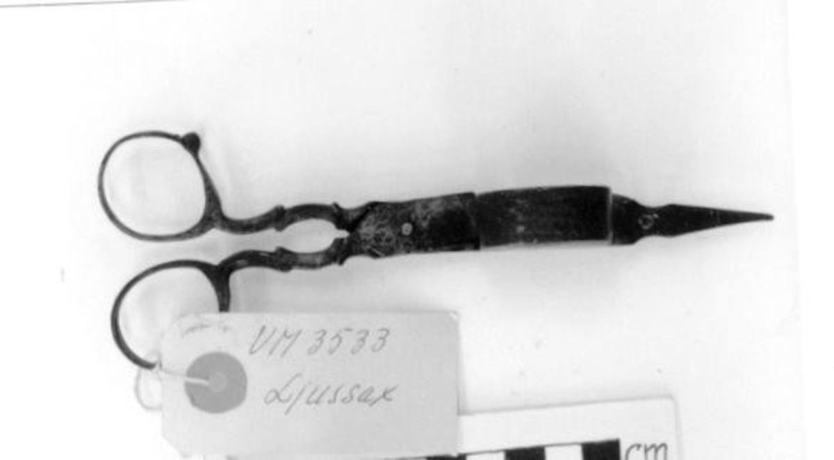 Ljussax av stål.

Från Kind, Västergötland. Både VM 03 532 - 03 533 inköpta för 0,50 :-.