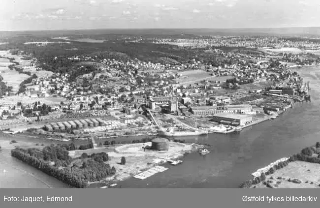 Greåker med Greåker Cellulosefabrikk og Sarpsborg Mek. Verksted. 
Greåker fort i bakgrunnen