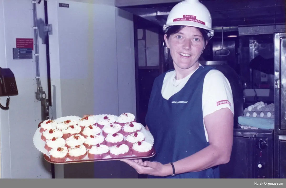 "Her skal det bli kaker i kaffesjappa!"

Med egen baker ombord blir det servert nydelige kaker til alle kaffepausene (kl 09, 15, 21 og 03)