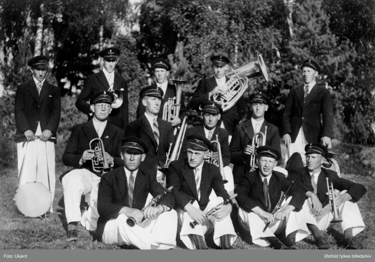 Musikkorpset "Ekko" fra Varteig ved Kokkim skole, mars 1938.