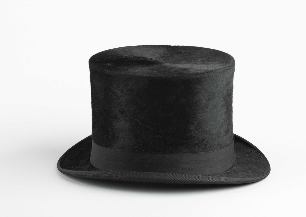 Flosshatt med band rundt.