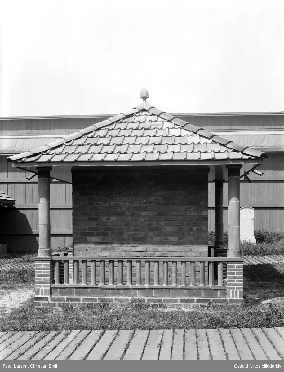 Østfoldutstillingen i Sarpsborg 1930.
Paviljongen til A.S. Fredrikstad forenede Teglverker.