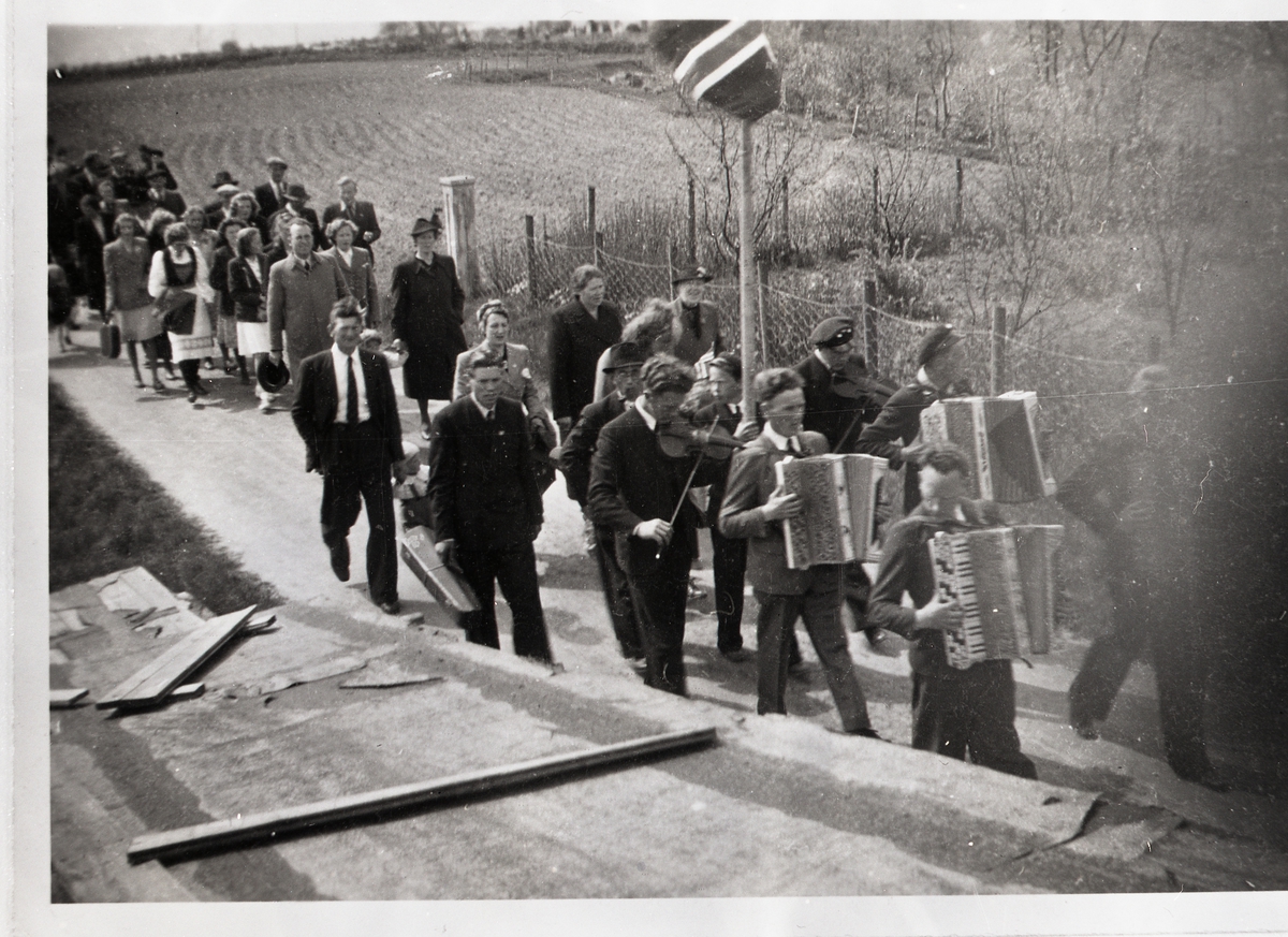 Menneske, drakt, trekkspel, fiolin, 17. mai, tog