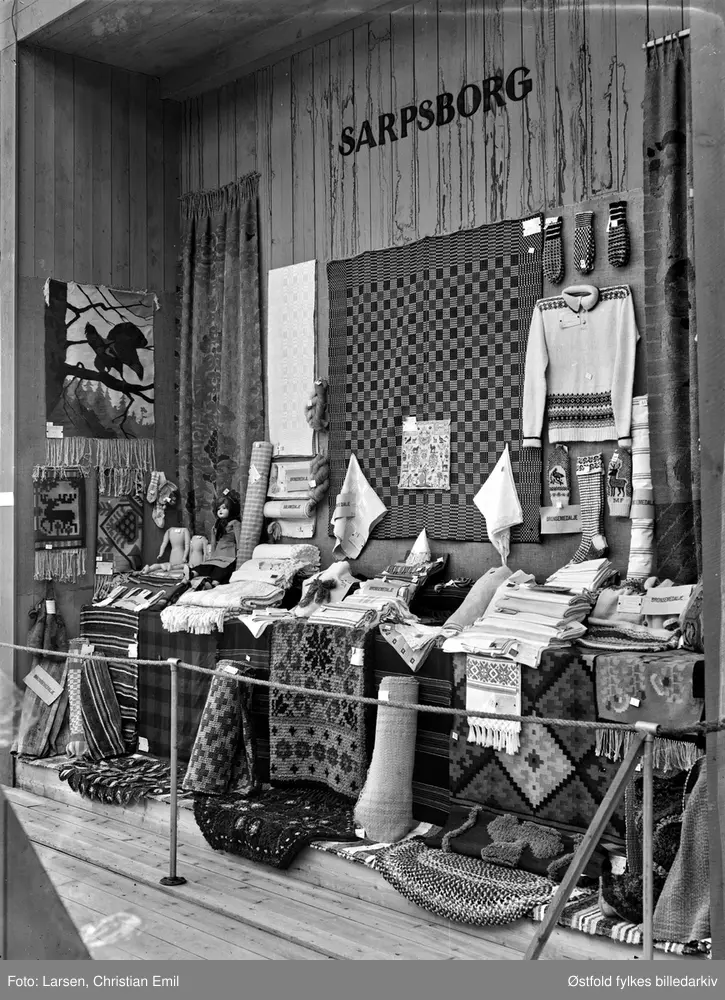 Østfoldutstillingen i Sarpsborg 1930. Husflidsavdelingen, bidrag fra Sarpsborg, vevde, hekla, strikka og sydde tekstiler. Diverse premiering.
Østfold fylkesutstilling i samarbeid med Sarpsborg kommune og Østfold landbruksselskap (100 år) og de andre Østfoldbyene. 
I alt ti avdelinger for skogbruk, landbruk, industri, husflid, osv. Også kulturhistorisk utstilling på Borgarsyssel Museum.