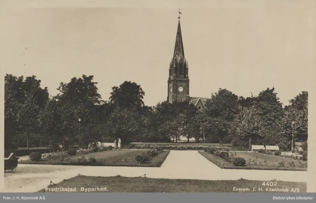 Vestsiden kirke i Frederikstad med Kirkeparken i forgrunnen.  Postkort.