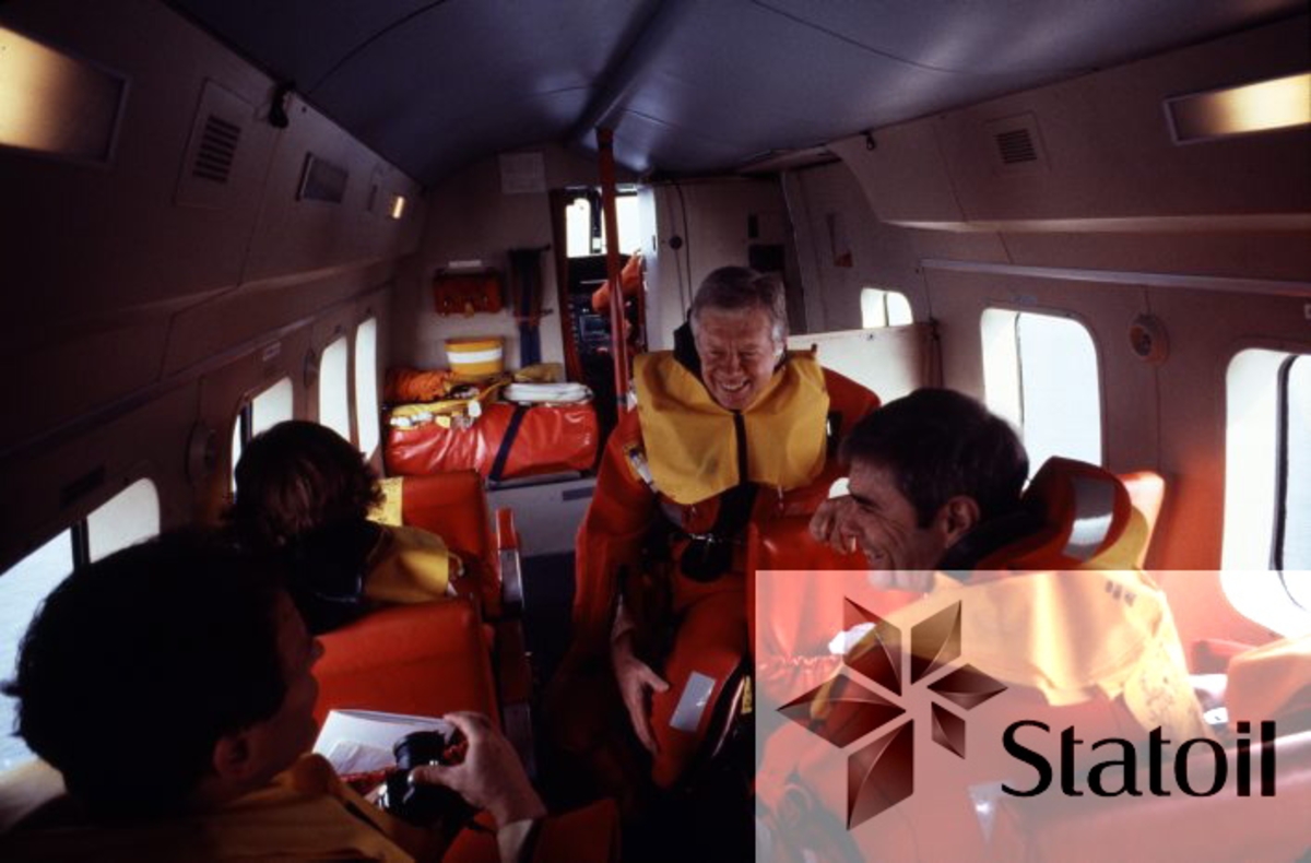 Jimmy Carter besøker Mobil og Statfjord A, og er her avbildet sammen med andre i heliopteret som stod for transporten til og fra plattformen.