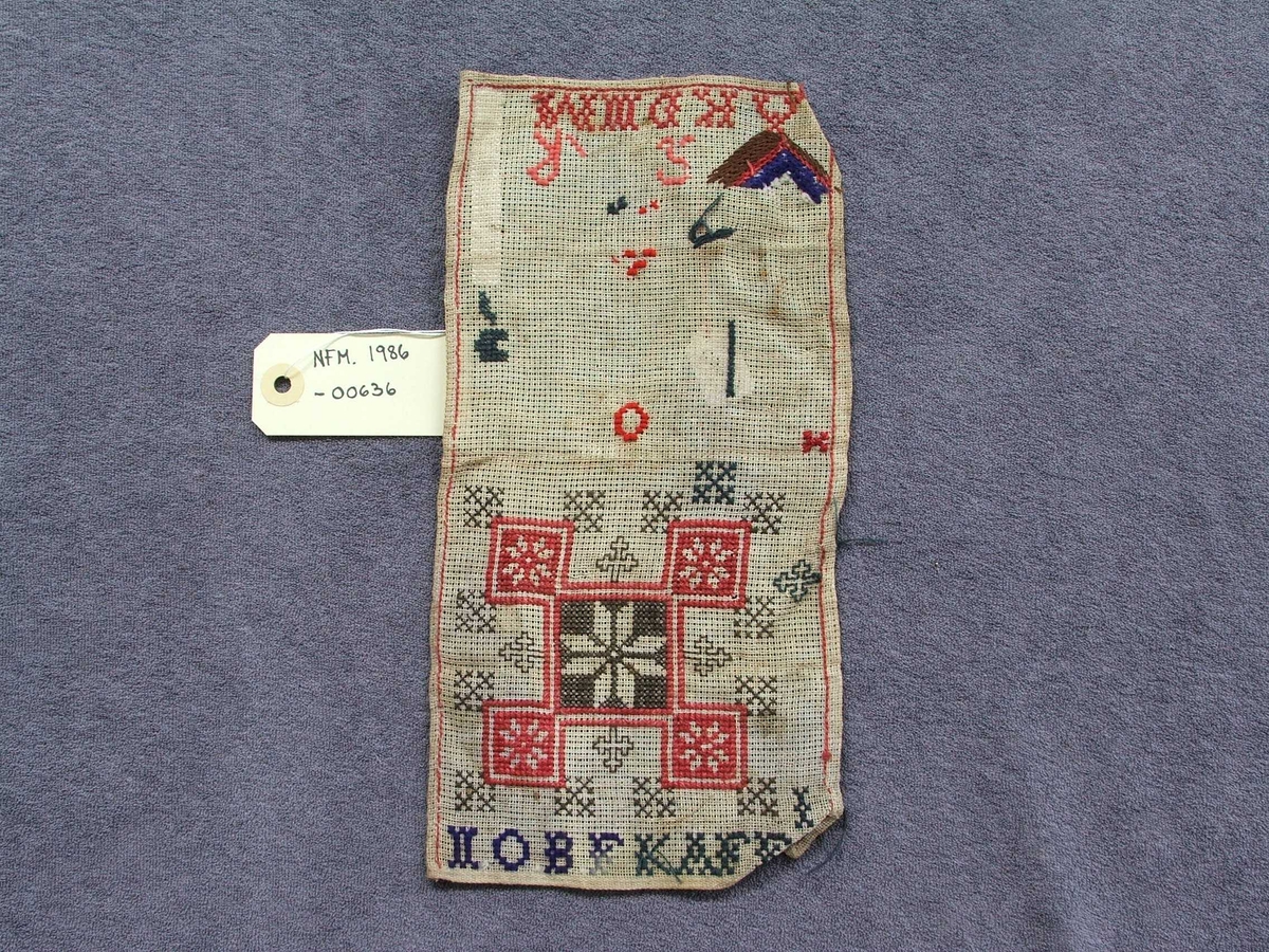 Bokstavar, åttebladsroser.