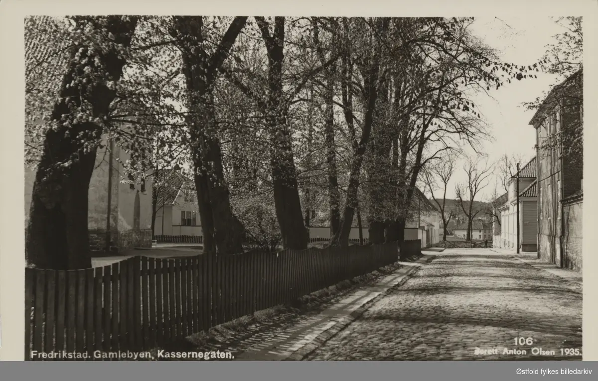 Gateparti fra Kasernegaten i Gamlebyen i Fredrikstad  1935. 
Til venstre i bildet skimtes Østre Fredrikstad kirke. 
Til høyre Kasernegaten 64 og en liten del av Infanterikasernen.