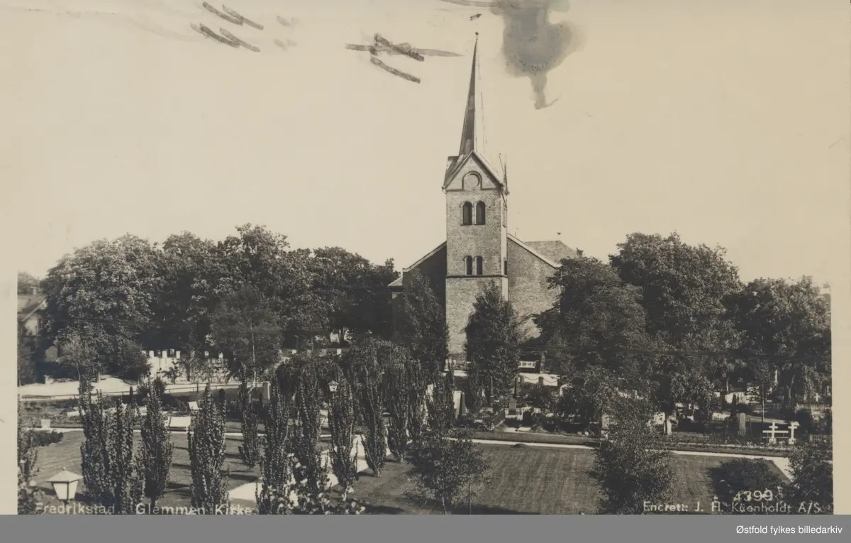 Glemmen kirke og park. Tatt fra Vallefjellet. Bygget i 1852/53, den brant ned til grunnen i 1944. . Postkort.