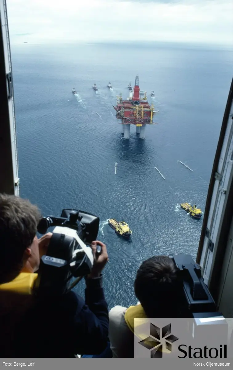 Fem-seks av verdens største slepebåter trakk Statfjord C-plattformen fra Yrkesfjorden i Vats ut til den nordlige delen av Statfjord-feltet. Slepet startet den 1. juni. Den 10. juni ble plattformen plassert 9,5 m fra det beregnede ideelle stedet. 

Pressen følger spent med, her fra et helikopter