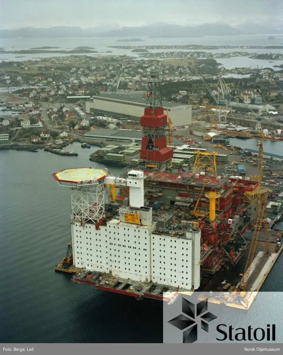 Toppdekket til Statfjord C-plattformen klargjøres for slepet til Vats, hvor det skal kobles sammen med betongunderstellet. Her fotografert på Rosenberg Verft.