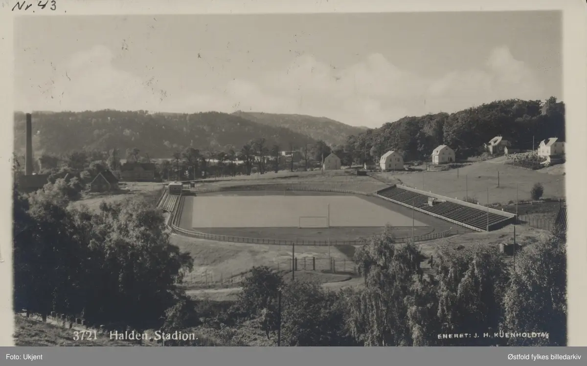Halden stadion med omliggende bebyggelse og skog. Postkort.