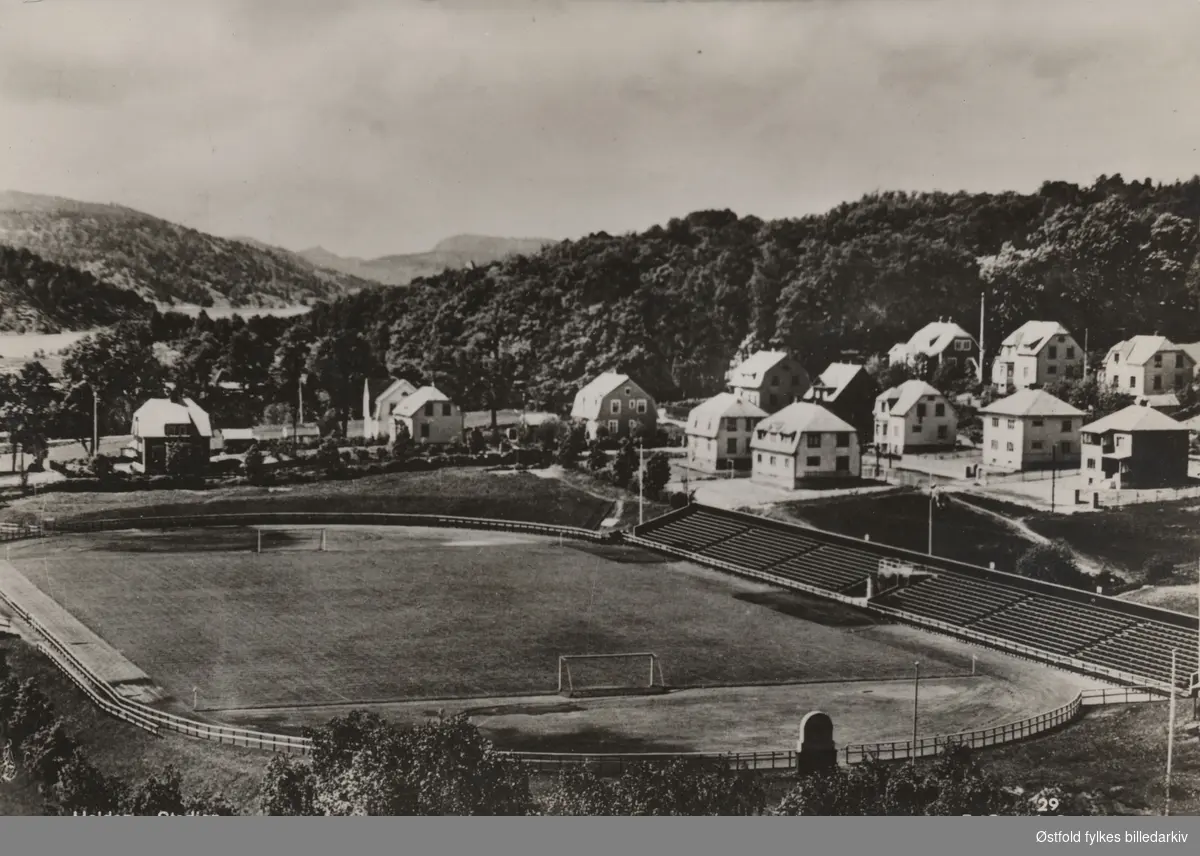 stadion, bolighus, trær, vann,