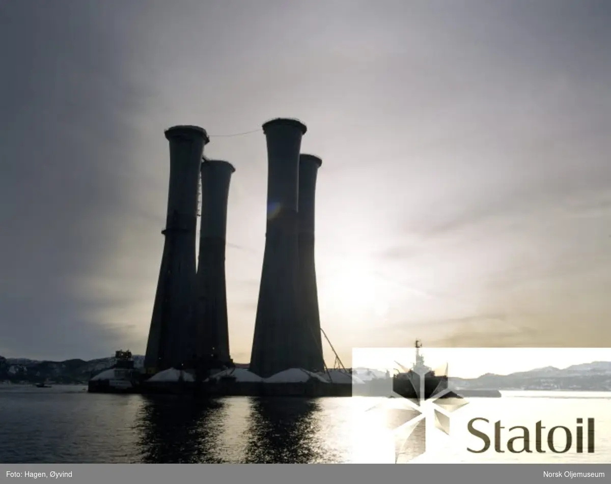 Betongkonstruksjonen med de fire skaftene til Statfjord C er i ferd med å slepes til Yrkjefjorden i Vats hvor ståldekk og betongdel skal koples sammen og ferdigstilles.