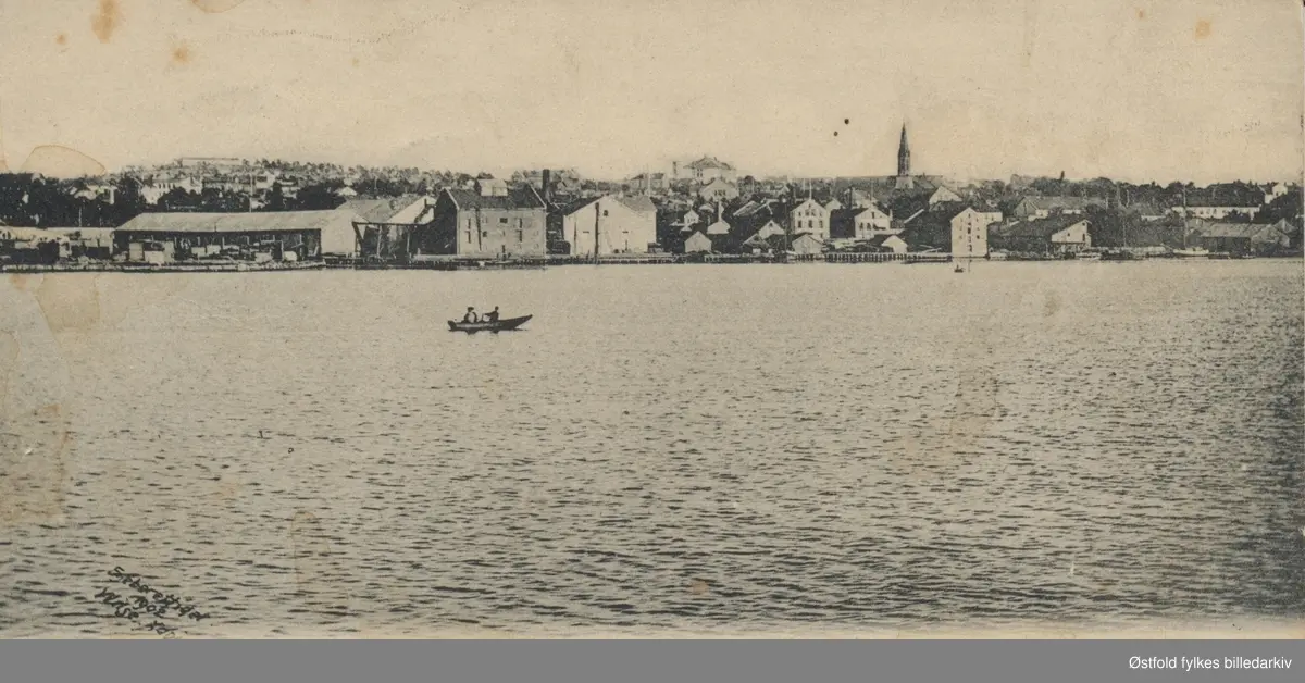 oversiktsbilde, havn, moss indre havn, båt, robåt, kirke, hus,