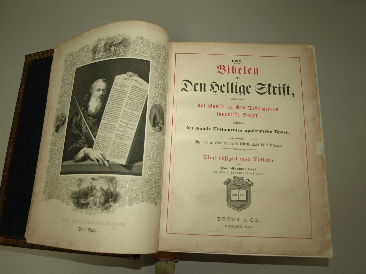 Stor og tung Bibel produsert og brukt opphaveleg i USA. Permen er tjukk og kanskje laga av tre med skinn (?) trekt utanpå. Det er fordjupningar i permen si framside. Bilete og tekst utanpå er forgylt. I Bibelen er det mange illustrasjoner og nokre sider er også i fargar. Det er også vigselsbevis/attest i den og dødsfall til eine eigar er oppført. Bakerst er det plass til fotografi, og det er fleire inni. Det ligg også ved to bokmerke, det eine brodert med initialar, og ein laus illustrasjon.