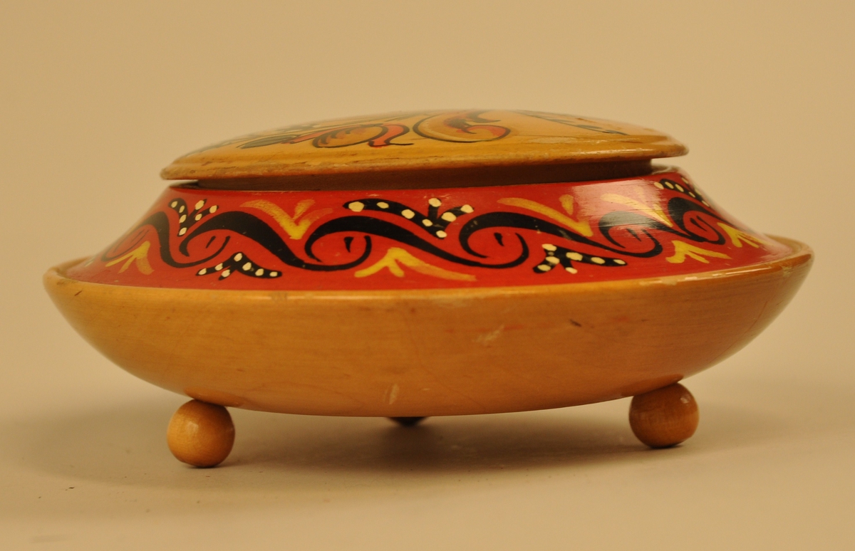 Rosemålingsdekor på loket og på kanten rundt.