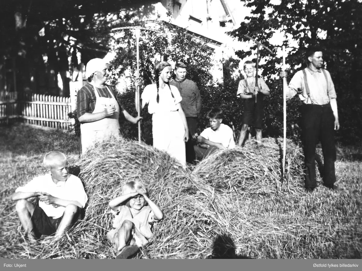 Høyonn på Stubberud i Varteig ca. 1935. Foran i høyet: Jens og Solveig. Stående fra v.: Martha, Magda, Martin Mathiesen, Helge, Hans og Henrik Spydevold. Martha og Henrik er foreldre, de andre er deres barn. Martin Mathiesen er bror til Martha.