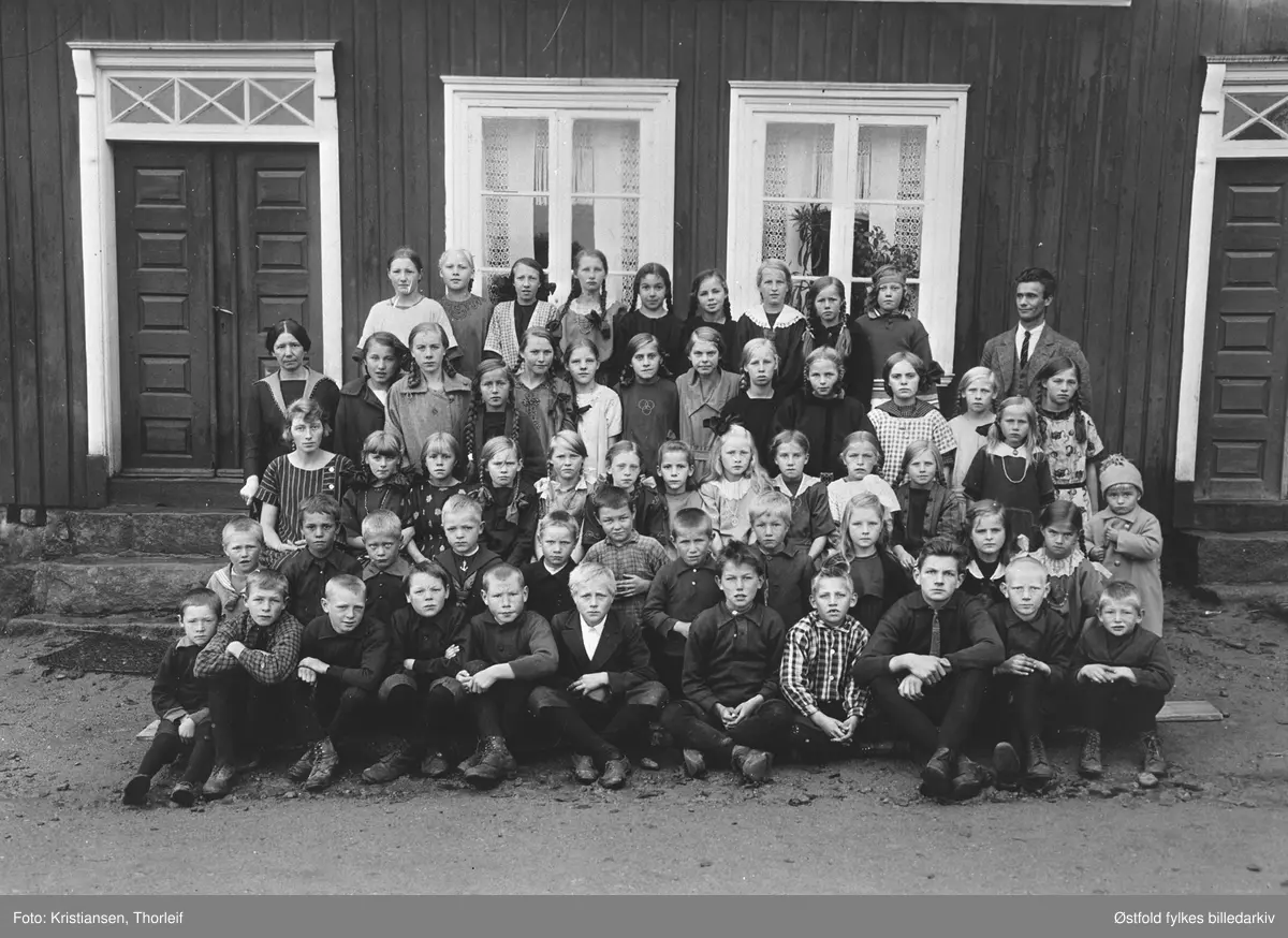 Opstad skole i Tune med lærere og elever 1922. Skolen brant ned på 1950-tallet og er nedlagt. Lærere Astrdi Tangen og Trygve Ulstein. Navneliste - snu arket%