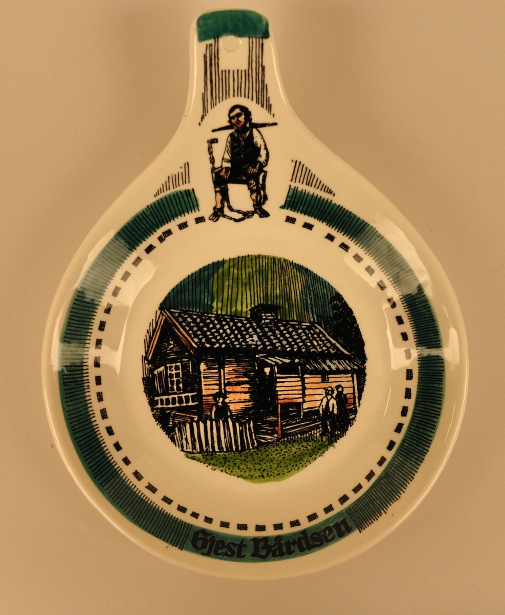 Motivet viser ei tekning av Gjest Bårdsen og huset hans i Sogndal. Fatet har påskrift