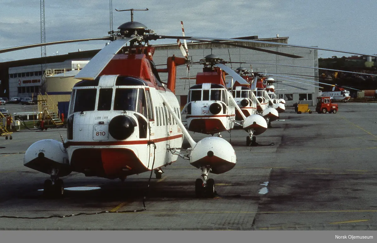 Helikoptertranport.  Bildet er tatt på Forus Heliport, antagelig omkring 1983/84.