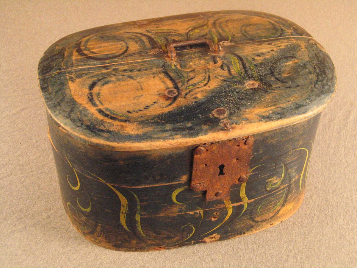 Viksdalmåling. På mørkeblå bakgrunn svarte og gule ranker med bladverk i mellom.