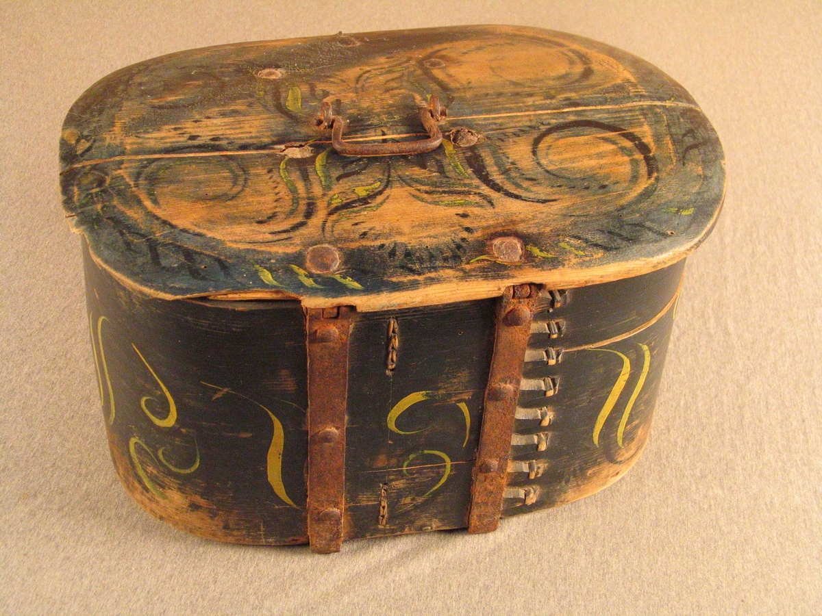 Viksdalmåling. På mørkeblå bakgrunn svarte og gule ranker med bladverk i mellom.