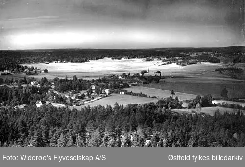 oversiktsbilde, gårdsbruk, uthus, kirke, 