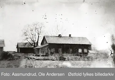 Gården Aasmundrud 82/1-2 før 1926. Hovedbygningen bygget ca. 1730, stabburet i bakgrunnen. 

Aasmundrud. Fotografens bopel, Øymark Vest.