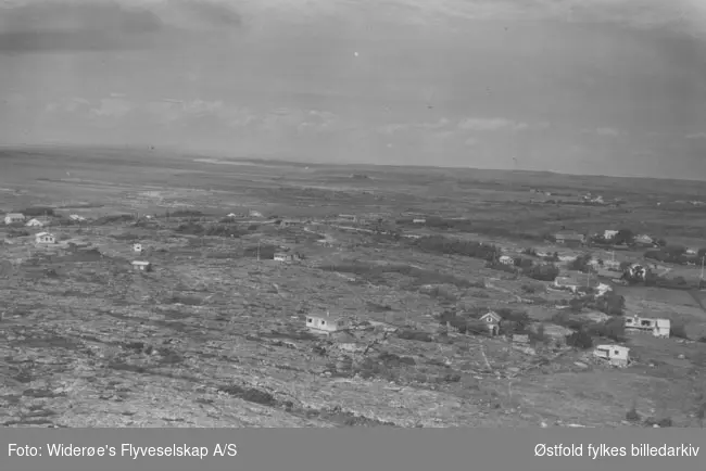 Oversiktsbilde fra Viker på Asmaløy, Hvaler juli 1957. Skråfoto/flyfoto.