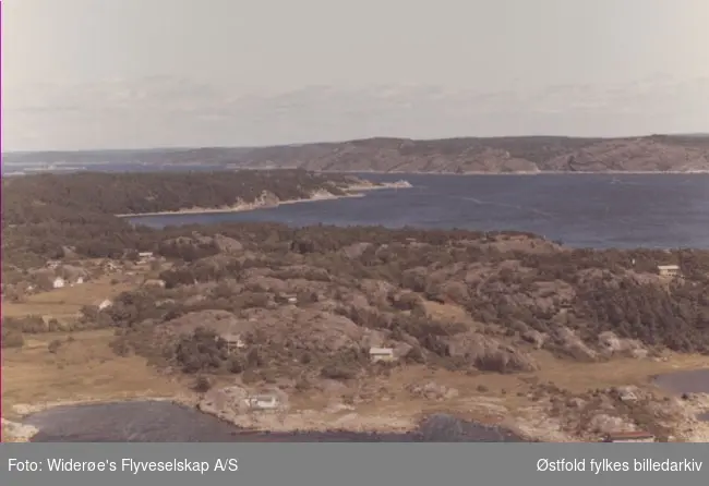 Oversiktsbilde av Stuevika, Søndre Sandøy på Hvaler, juli 1967. Ødegårdstranda i forgrunnen.  Skråfoto/flyfoto.