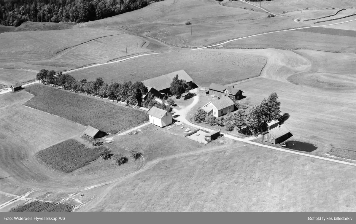 Flyfoto av gården Krosby i Eidsberg 1951. Oversiktsbilde.