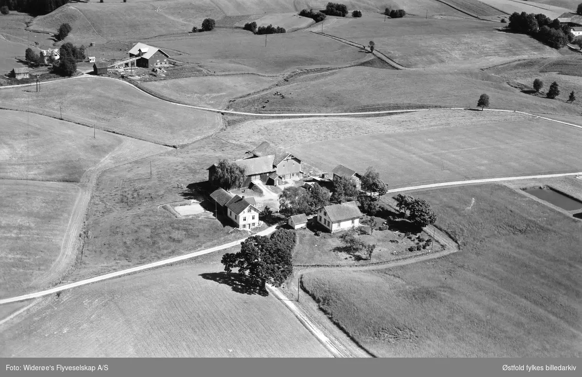 Gården Botten i Rakkestad, flyfoto 4. august  1951.