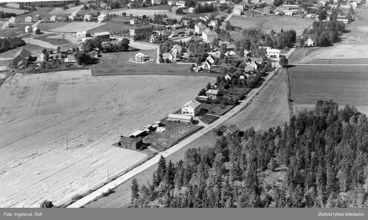 Oversiktsbilde fra gårder og boligstrøk i  Mysen i Eidsberg, flyfoto 20. august 1953.
En huseier nevnt: Egil Rakstad 
Bilde 3 er utsnitt.