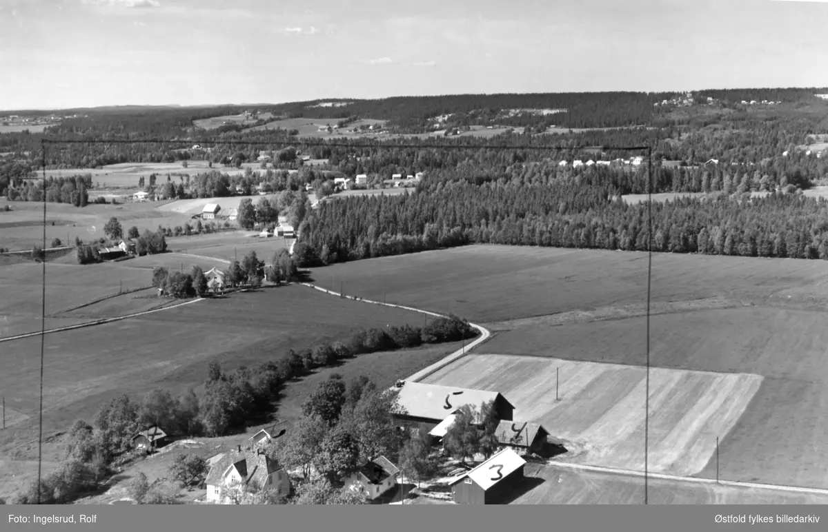 Gården Skjørtvedt i Eidsberg, flyfoto 26. juni 1956.