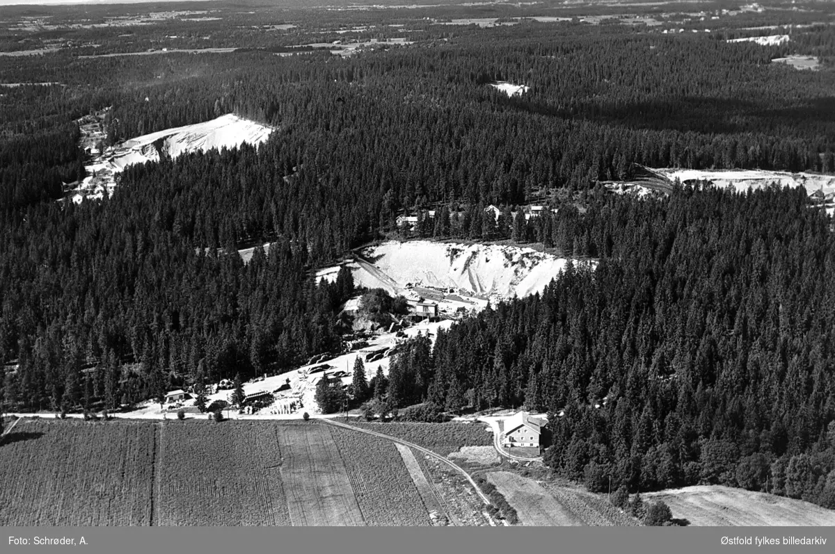 Flyfoto av Østfold Betongprodukter ved Momarken   i  Eidsberg, flyfoto 13. august 1962.