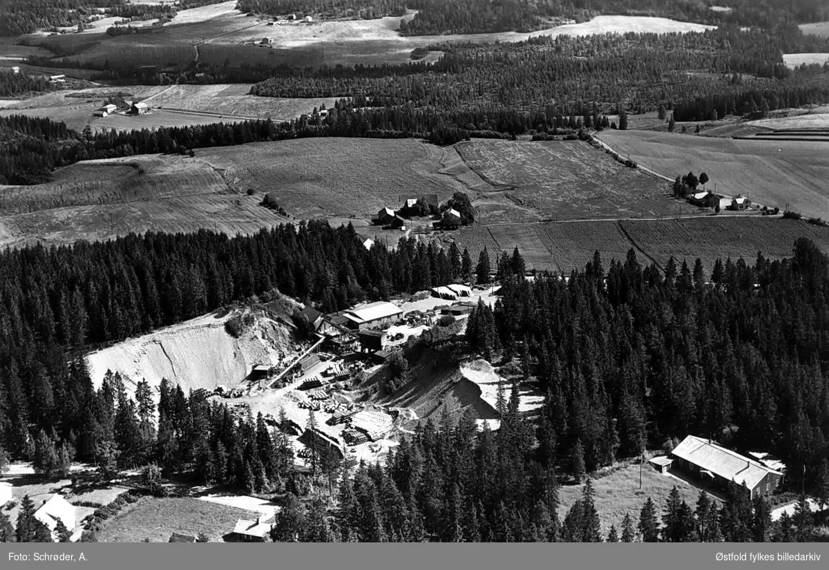 Flyfoto av Østfold Betongprodukter ved Momarken   i  Eidsberg, flyfoto 13. august 1962.