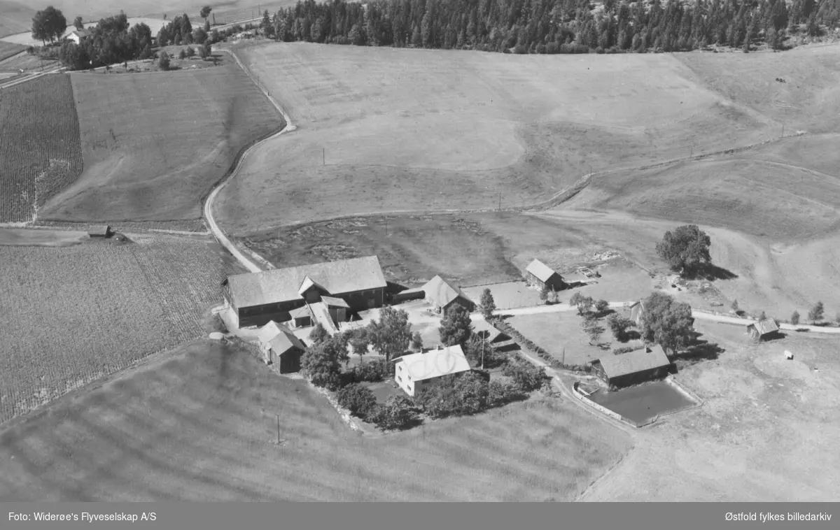 Gården Fundingsrud i Eidsberg, flyfoto  29. juli 1951.