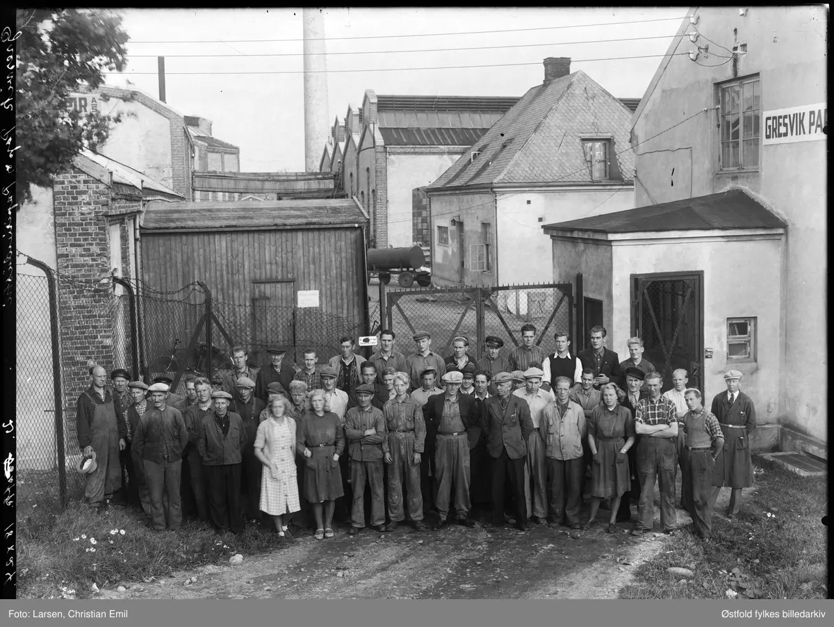Ansatte ved Gresvik Pap & Papir A/S ("Pappen")  fotografert ved fabrikkporten og vakta  i 1944. 
Idag (2019) er adressa  Gressvikveien (ved Sportssenteret på Gressvik i Onsøy. 

Det var Emil Iversen som grunnla fabrikken på Gressvik i 1931. Papirmaskinen produserte papir til bølgepapp og måtte snart erstattes av en ny og moderne pappklebemaskin til klebing av all slags papp. Fabrikken var den første i landet som klebet papp både med asfalt og lim. Dette ble brukt som grunnlag for kasser av massivpapp som ble produsert ved Sarpsborg Pap- og Papirindustri AS. I 1952-54 flyttet fabrikken til Hafslund ved Sarpsborg, og fikk navnet Glomma Pap & Papir A/S. Glomma Papp drives fortsatt i dag.

Numrene angir personenes plassering på navnekart, se bilde nummer to etter hovedbildet (piltast). På to av de 45 personene er ansiktet skjult og de kan derfor ikke identifiseres). Kallenavn i parantes. 
1. Einar Johansen
2. Aksel Kristiansen
3. Knut Arnesen
4. Ole Helgesen
5. NN
6. Johan Helgesen
7. NN
8. Ivar Stene
9. NN
10. Erling Johansen (jobbet seinere i kriminalpolitiet)
11. John Stenberg
12. Yngvar Haakensen
13. Kjell Jørgensen ("volleberget")
14. Sverre Jansen
15. Kristoffer Johansen ("koffer")
16. 17. og 18. NN. 
19. Wilhelm Reinertsen
20. NN
21. Arne Johansen ("kanin")
22. Gerd Synnøve Martinsen
23. Karsten Larsen
24. NN
25. Asbjørn Johansen ("i smærla)
26. og 27. NN
28. Egil Larsen ("sekser'n")
29. Asbjørn Jacobsen
30. og 31. NN
32. Arne Volle
33. Anker Magnussen ("døden") ("kjappesen")
34. NN
35. Henry Gjerløv (?)
36. Kristian Johansen ("børre")
37. Willy Hansen ("tusentrippærn")
38. og 39. NN
40. Johannes Jørgensen
41. Erling Johansen
42. Harry Thomassen ("jokke")
43. Jonas Iversen, papirmester