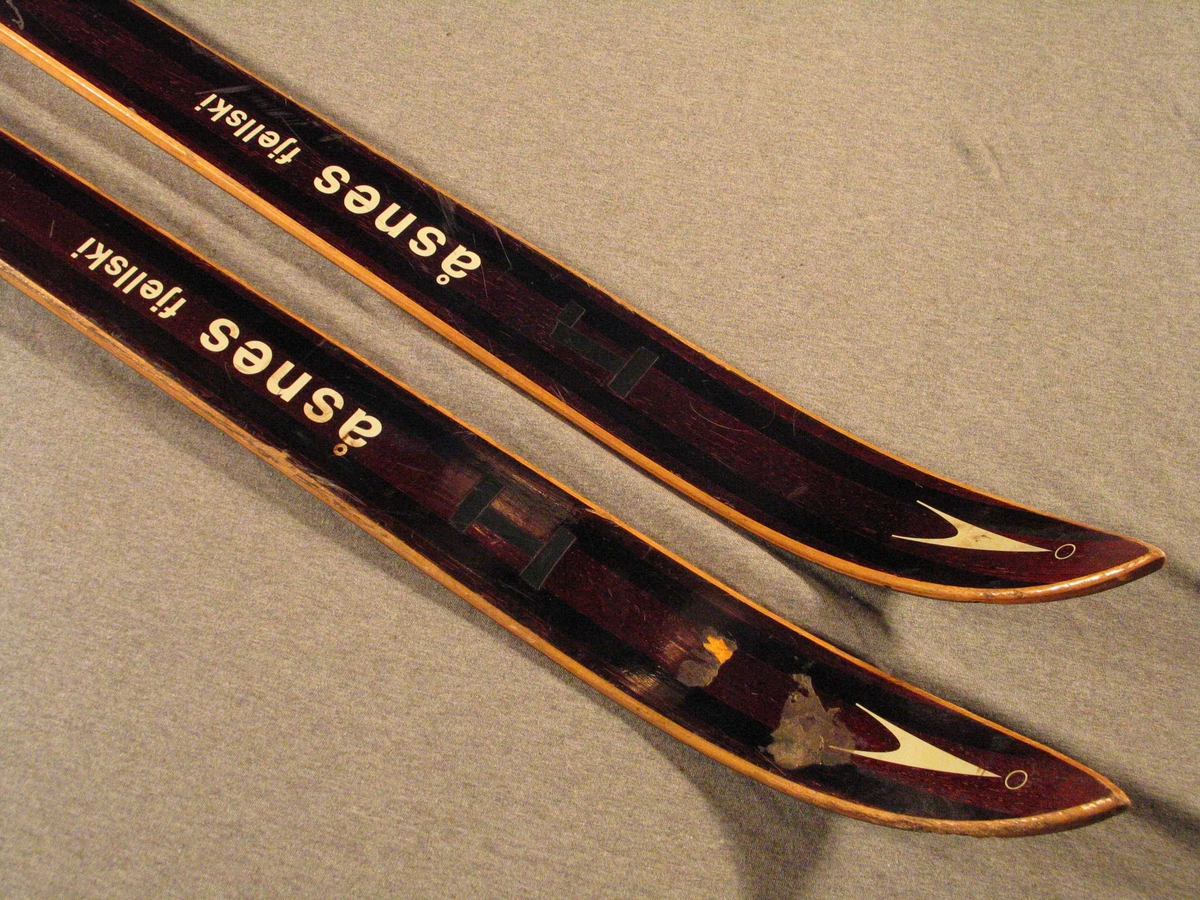 Fjellski med Gresvig-bindingar. Stålkantar. Plastsole for sko.
Flat ovetrside, underside med ei sirkulær rand. Enkel skitupp, rett avskoren bakende med stålkant.