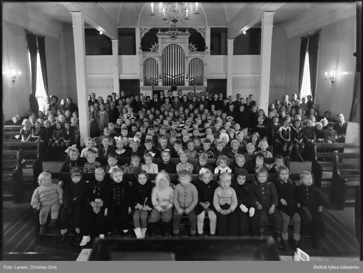 Søndagsskole til Metodistkirken i Sarpsborg., 1944.
Stor gruppe med barn.