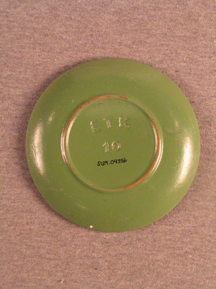 Lodrette riller rundt heile potta