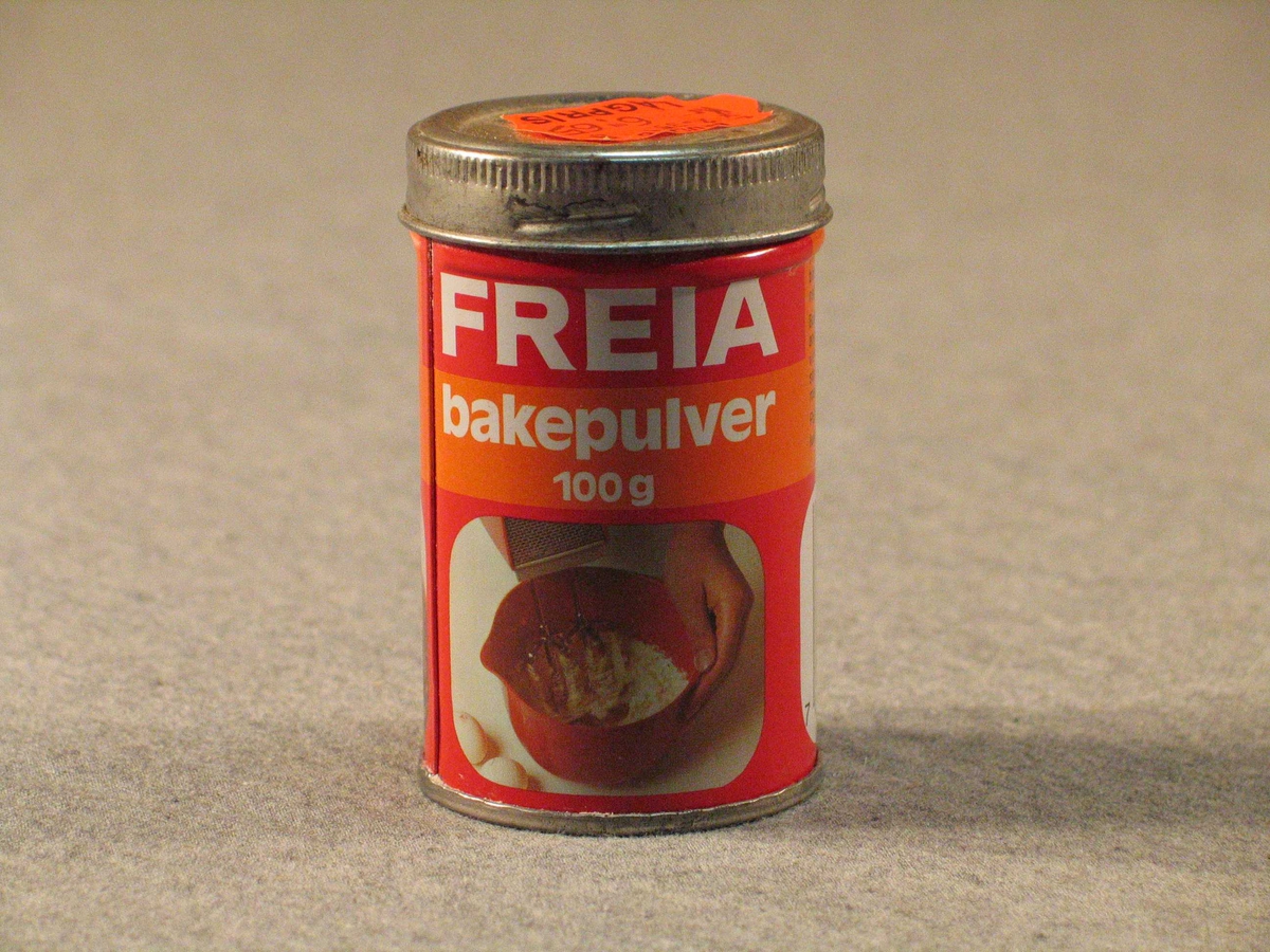 Rett blekkboks med skrulôk. Det indre pappirlöket er ikkje opna og boksen er full.
På lôket er orange prislapp frå Bruland Lågpris "7,35  6,65". Truleg betyr det  "vanleg pris" og "vår pris". det er strekkode på boksen, men butikken har truleg ikkje hatt avlesingsutstyr